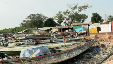 Fischer--Und-Holzboote-Vertäut-Im-Fischereihafen-Von-Alto-Do-Bandim,-Dem-Derzeit-Wichtigsten-Handwerklichen-Fischereihafen-In-Guinea-Bissau