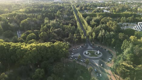 Rotonda-En-Mendoza,-Argentina,-Drone-Aéreo-Sobre-árboles-Verdes-Y-Autos-Conduciendo-En-El-Famoso-Destino-Turístico-De-La-Ciudad-De-Los-Viñedos