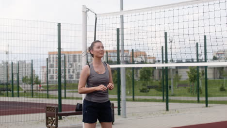 Mujer-Asiática-Golpeando-Una-Pelota-De-Voleibol