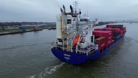 Luftaufnahme-Um-Das-Heck-Eines-Energiefrachtschiffs,-Das-Intermodale-Viasea-Container-Transportiert,-Die-Entlang-Der-Oude-Maas-Fahren