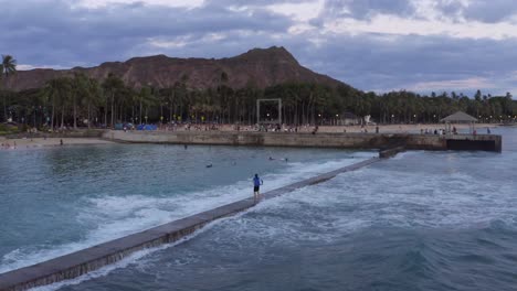 Nadadores-De-Todo-El-Mundo-Disfrutan-Del-Sol-Y-Del-Surf-En-Waikiki,-Hawaii