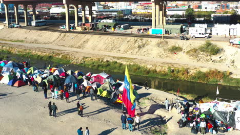 Una-Bandera-Venezolana-Ondea-Al-Viento-En-Un-Campamento-De-Migrantes-En-La-Frontera-Entre-Texas-Y-Chihuahua