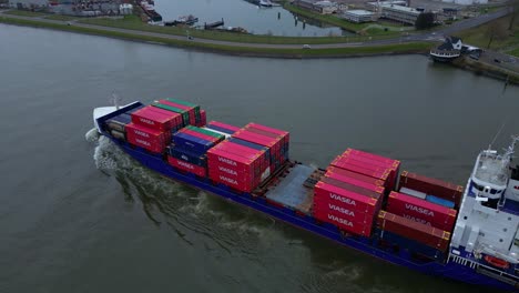 Über-Dem-Kopf-Fliegendes-Energiefrachtschiff-Mit-Intermodalen-Viasea-Containern,-Das-Entlang-Der-Oude-Maas-Fährt