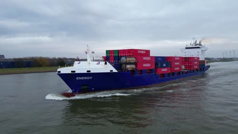 Luftaufnahme-Von-Der-Backbordseite-Eines-Energiefrachtschiffs,-Das-Intermodale-Viasea-Container-Transportiert-Und-Entlang-Der-Oude-Maas-Navigiert
