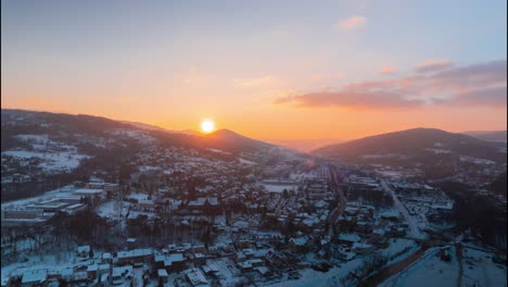 4K-Hyperlapse-Eines-Bewölkten-Sonnenuntergangs-über-Einer-Schneebedeckten-Stadt-In-Den-Bergen