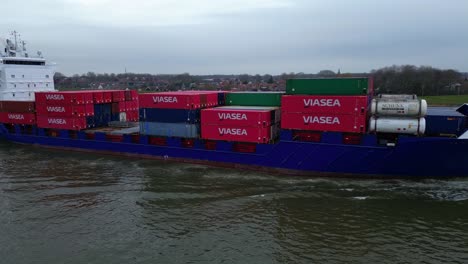 Luftaufnahme-Eines-Steuerbord-Energiefrachtschiffs,-Das-Intermodale-Viasea-Container-Transportiert,-Die-Entlang-Der-Oude-Maas-Fahren