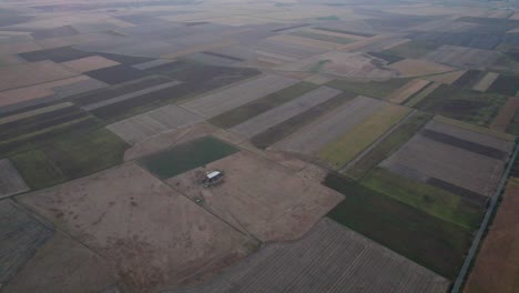 Drone-Pan-De-Tierras-De-Cultivo-Y-Pueblo