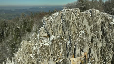 Enorme-Roca-De-Saint-Brais-Cubierta-De-Nieve-En-Un-Día-Soleado-De-Invierno