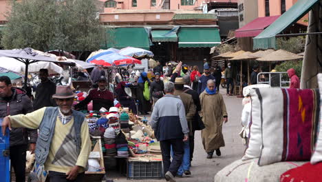 Actividad-En-El-Mercado-Tradicional-De-La-Medina-De-Marrakech,-Marruecos