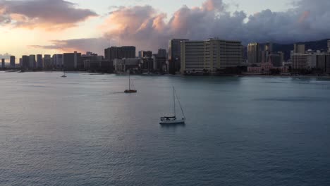 Die-Waikiki-Bucht-Zeigt-Sich-Bei-Sonnenuntergang:-Ein-Luxuriöser-Lebensstil