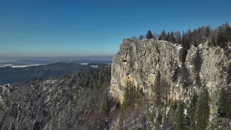 Riesiger-Saint-Brais-Felsen-Im-Jura-Der-Schweiz,-Bedeckt-Mit-Schnee-An-Einem-Strahlend-Sonnigen-Wintertag
