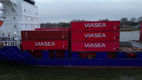 Luftwagen-In-Richtung-Intermodaler-Viasea-Container,-Die-Auf-Einem-Schiff-In-Der-Nähe-Von-Dordrecht-Transportiert-Werden