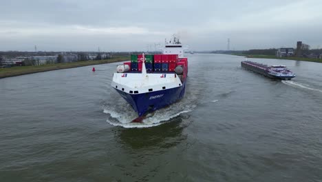 Luftparallaxenschuss-Um-Den-Vorderen-Bug-Eines-Energiefrachtschiffs,-Das-Intermodale-Viasea-Container-Transportiert,-Die-Entlang-Der-Oude-Maas-Fahren
