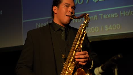 Hombre-Tocando-El-Saxofón-En-El-Evento