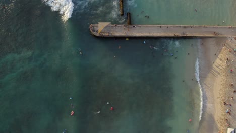 Waikiki-Walls-Strandwellen-Rollen,-Indem-Sie-Auf-Schwimmer-Und-Strandbesucher-Prallen