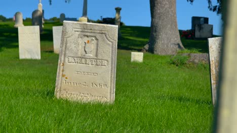 El-Cementerio-Con-La-Tumba-Del-Buscador-De-Dinero-De-La-Década-De-1800-Llamado-Luman-Walters,-Que-Está-Vinculado-A-Algunas-De-Las-Historias-De-Excavación-De-Dinero-De-Joseph-Smith-Jr