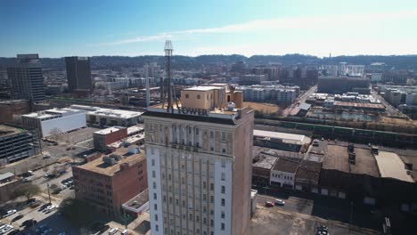 Beautiful-aerial-approach-of-Thomas-Jefferson-Tower-in-downtown-Birmingham,-Alabama
