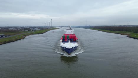 Luftverfolgungsaufnahme-Vom-Bug-Eines-Energiefrachtschiffs,-Das-Intermodale-Viasea-Container-Transportiert-Und-Entlang-Der-Oude-Maas-Navigiert