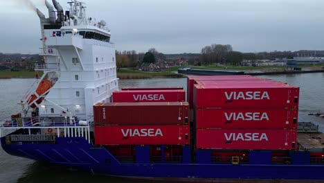 Luftaufnahme-Vom-Steuerbord-Energiefrachtschiff-Mit-Viasea-Intermodel-Containern-Entlang-Der-Oude-Maas