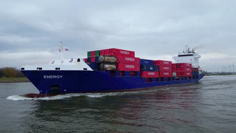 Luftaufnahme-Von-Der-Backbordseite-Eines-Energiefrachtschiffs,-Das-Intermodale-Viasea-Container-Transportiert,-Die-Entlang-Der-Oude-Maas-Fahren