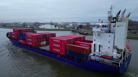 Energiefrachtschiff-Mit-Intermodalen-Viasea-Containern,-Das-An-Einem-Bewölkten-Tag-Entlang-Der-Oude-Maas-Fährt