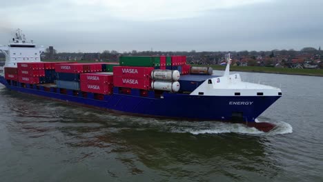 Luftaufnahme-Vom-Steuerbord-Energiefrachtschiff,-Das-Intermodel-Container-Von-Viasea-Entlang-Der-Oude-Maas-Transportiert