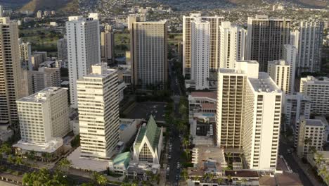 Aerial-view-of-Waikiki,-Hawaii's-iconic-beachfront