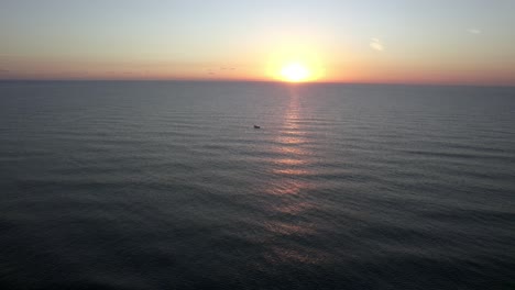 Blick-Auf-Den-Sonnenaufgang-Auf-Dem-Golf-Von-Mexiko-Und-Das-Boot-Bei-Ruhiger-See