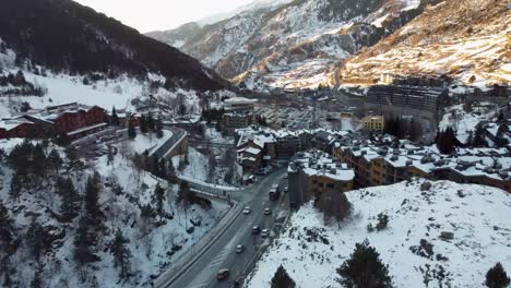 Vista-Aérea-Del-Pueblo-Cubierto-De-Nieve-En-Andorra,-Pirineos