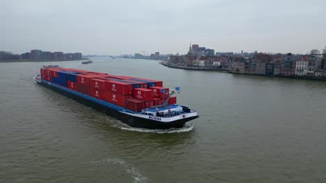 Luftaufnahme-Des-Binnenfrachters-Belicha,-Der-Intermodale-Container-Transportiert-Und-Entlang-Der-Oude-Maas-Durch-Dordrecht-Fährt