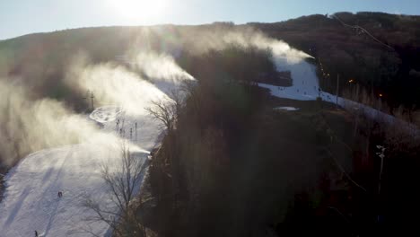 4K-Luftdrohne,-Kleine-Skipisten-Schneemaschinen,-Die-Schnee-Im-Bundesstaat-New-York-Blasen