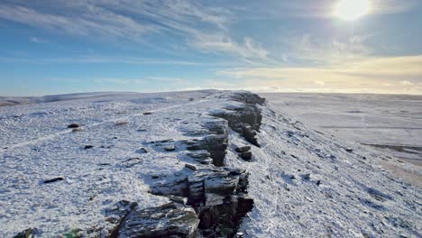 Filmische-Kalte-Englische-Wintermoor-Luftaufnahme