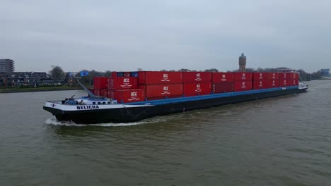 Frachtschiff-Belicha,-Beladen-Mit-Containern-In-Der-Nähe-Der-Stadt-Dordrecht,-Südholland,-Niederlande
