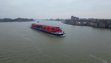 Belicha-Binnenfrachter,-Der-Intermodale-Container-Transportiert-Und-Entlang-Der-Oude-Maas-Durch-Dordrecht-Fährt