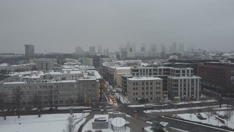 Drohnenvideo-Der-Skyline-Von-Warschau-An-Einem-Verschneiten-Und-Nebligen-Tag-2