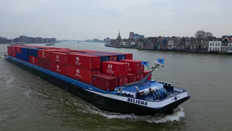 Belicha-Cointainership-Crucero-Cerca-De-La-Ciudad-De-Dordrecht,-Holanda-Del-Sur,-Países-Bajos