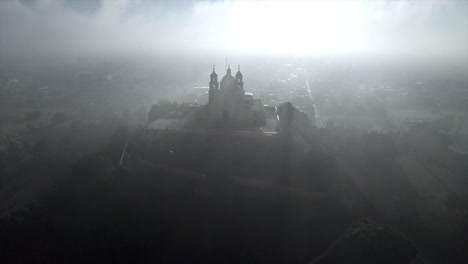 Die-Berühmteste-Kirche-Von-San-Pedro-Cholula,-Puebla,-Ist-In-Nebel-Gehüllt