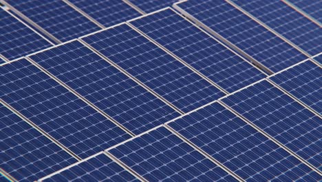 Paneles-Solares-Perfectamente-Dispuestos-Uno-Al-Lado-Del-Otro-Para-Convertir-La-Energía-Solar