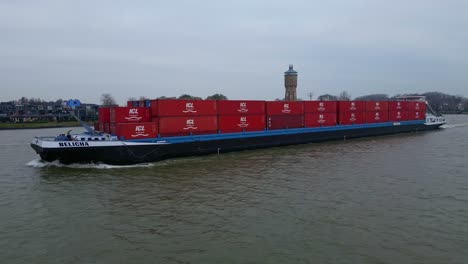 Luftverfolgungsaufnahme-Von-Der-Backbordseite-Des-Binnenfrachters-Belicha,-Der-Intermodale-Container-Entlang-Der-Oude-Maas-Transportiert
