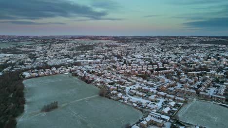 Kalter,-Strenger-Winter,-Filmische-Luftaufnahmen-Eines-Zartrosa-Und-Blauen-Sonnenaufgangshimmels-Am-Frühen-Morgen