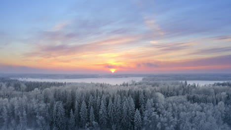 Flug-über-Einen-Verschneiten-Wald-In-Richtung-Eines-Farbenfrohen-Himmels