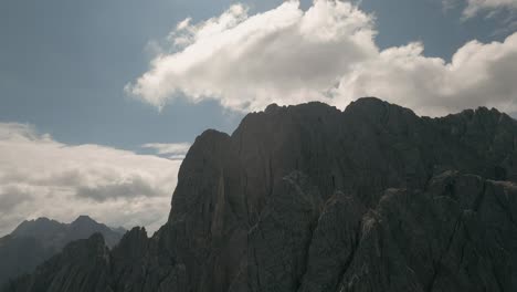 Actionkameraaufnahmen-Von-FPV-Renndrohne,-Die-Im-Sommer-In-Wolken-über-Der-Bergkette-In-Österreich-Fliegt