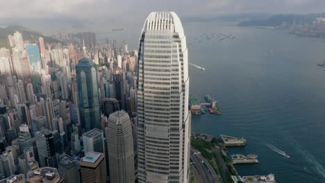 Parte-Superior-Del-Rascacielos-Ifc-Iluminado-Por-La-Luz-Del-Sol-En-Una-Mañana-Temprana-En-El-Horizonte-De-Hong-Kong