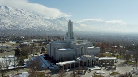 Luftdrohnenaufnahme-Des-Mount-Timpanogos-Lds-Mormonentempels-Im-Winter-In-Utah