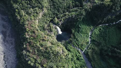 Großer-Inselwasserfall-In-Réunion