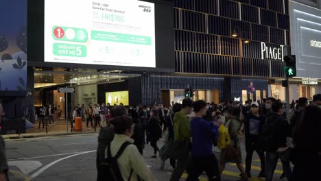 8.-Februar-2023-–-Nachtansicht-Von-Fußgängern,-Die-Die-Canton-Road-In-Tsim-Sha-Tsui,-Hongkong-überqueren