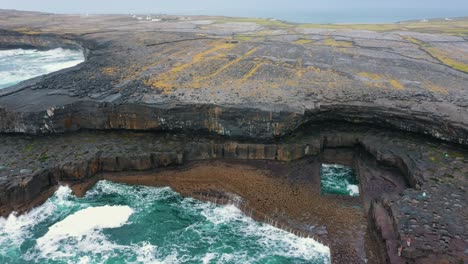 Orbitalaufnahme-Von-R-Nach-L-Der-Natürlichen-Felsformation-„Wurmloch“-Auf-Der-Insel-Inis-Mór-Vor-Der-Westküste-Irlands