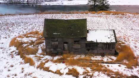 The-Abandoned-Cabin:-A-Winter-Wonderland-of-Neglect-and-Beauty