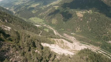 Imágenes-De-Cámara-De-Acción-De-Drones-De-Carreras-Fpv-Volando-Rápido-Y-Muy-Cerca-De-Una-Montaña-En-Austria-En-Verano