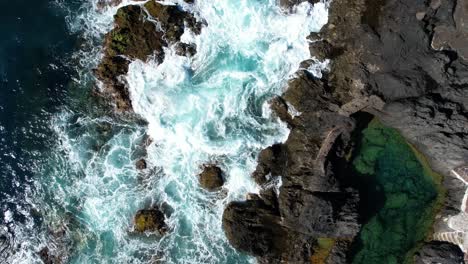 Ocean-Waves-Crashing-on-a-Rocky-Shore,-Top-Down-View